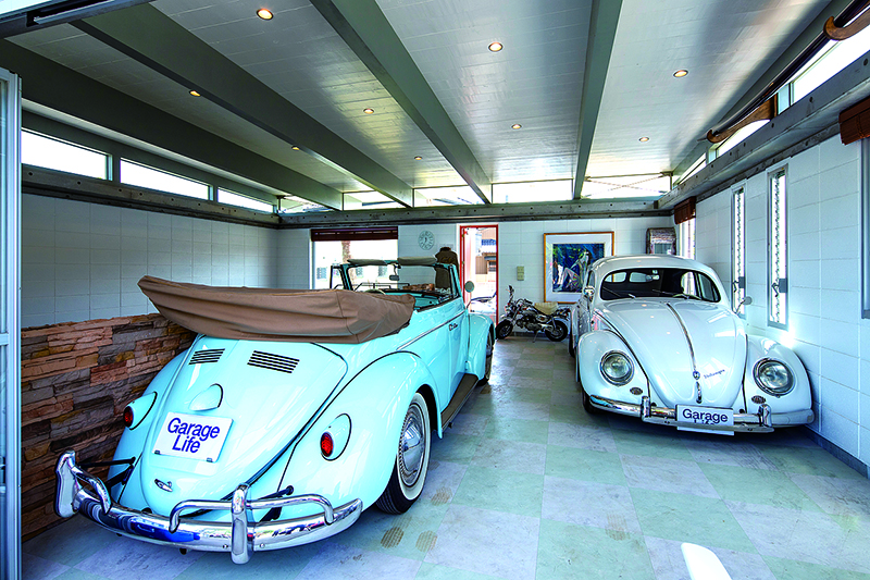 โรงจอดรถชั้น 1 มีธีมเป็นแคลิฟอร์เนีย พื้นปูด้วยกระเบื้องยาง สร้างให้มีความสูงเพียงพอกับการจอด Volkswagen คลาสสิก Type 1 และ Type-2 23 Window