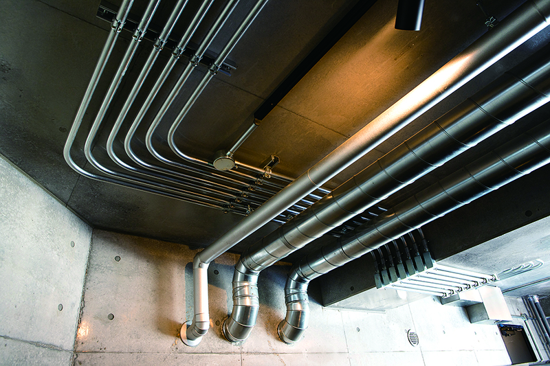 เดินท่อไว้บนเพดานเปลือยอย่างเรียบร้อยสวยงาม ให้ความสำคัญกับการดีไซน์ที่สามารถมองเห็นการเดินท่อได้ การโชว์ให้เห็นแบบไม่ได้เสริมแต่งเช่นนี้ดูเหมาะกับโรงจอดรถอย่างมาก