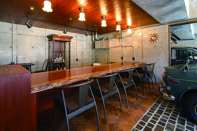 ใช้วัสดุไม้ Bubinga ซึ่งเป็นไม้เนื้อแข็งคุณภาพสูงจากต้นไม้ที่เขียวชอุ่มตลอดปีมาทำเป็นเคาน์เตอร์บาร์ ส่วนพื้นปูด้วยหินให้ดูคล้ายกับแถบยุโรป