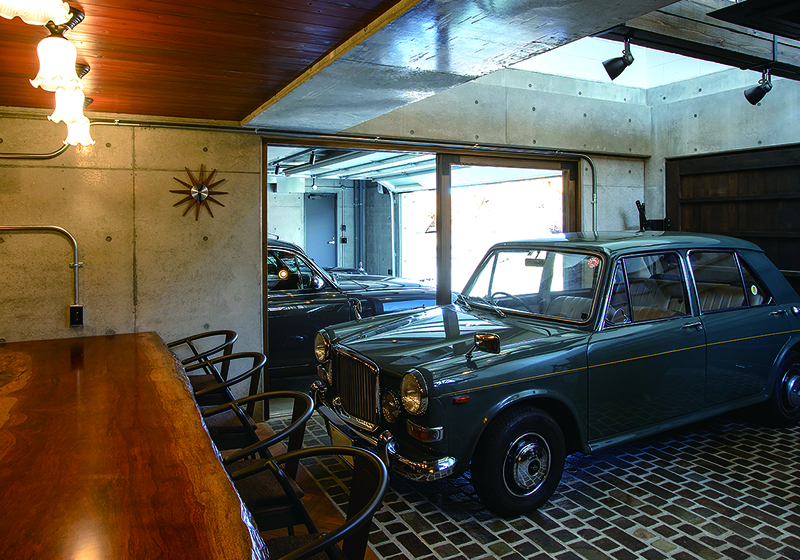 การปูไม้ประดานบนเพดานทำให้โรงจอดรถใต้ดินที่น่าจะดูมืดกลับสว่างขึ้นมาได้ แน่นอนว่าแสงธรรมชาติที่ลอดเข้ามาจากพื้นที่โล่งที่ชั้น 1 นั้นช่วยได้มาก