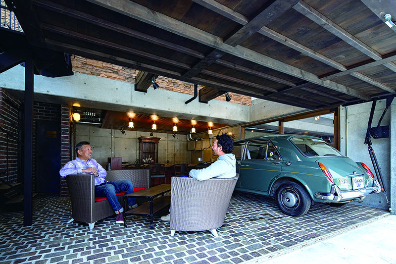 ภายในโรงจอดรถชั้นใต้ดินมีรถจอดอยู่ 5 คัน กับเคาน์เตอร์บาร์ จากคำบอกเล่าของคุณอิชิคาวะเจ้าของโรงจอดรถและคุณโอคุโนะ พวกเขาใช้เวลาประชุมงานกันอย่างยาวนานมากแต่ได้ผลงานออกมาเป็นที่น่าพอใจ