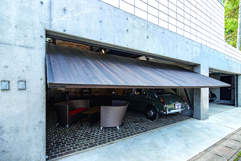 ประตูโรงจอดรถสร้างประตูบานสวิงขึ้นแบบที่ได้รับความนิยมในยุโรปขึ้นมาเอง แม้จะเป็นประตูแบบแมนนวล แต่รู้เทคนิกก็จะเปิดปิดได้อย่างง่ายดาย