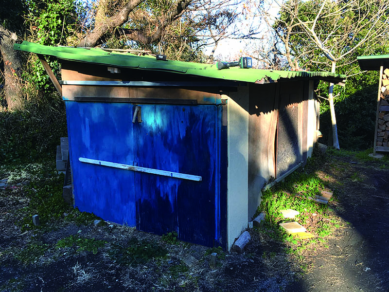 เดือนมกราคม ปี 2015 ถึงเวลาที่จะเริ่มสร้างโรงจอดรถ เนื่องจาก MGB มาแล้วจึงลงมือสร้างโรงจอดรถเองอย่างเร่งด่วนโดยใช้เศษไม้ โรงจอดรถขนาดพอดีกับ MGB เวลาเปิดประตูต้องเปิดประตูเล็กด้านข้าง(หัวเราะ) ไม่มีฐาน แค่ตอกเสาเข็มลงพื้นดิน ใช้เวลาประมาณ 2 ปี วัสดุที่ใช้ทำหลังคา (Onduline ของฝรั่งเศส) นำกลับมาใช้ใหม่โดยทำเป็นชั้นวางไม้ฟืน