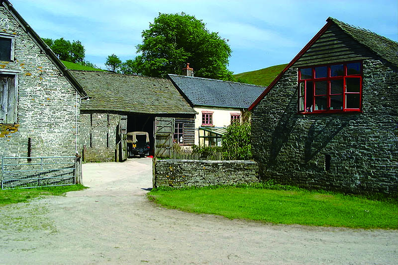 การบอกใบ้ลักษณะโรงจอดรถของผม ทั้งหมดอยู่ในอังกฤษ ผมได้รับอิทธิพลจากคฤหาสน์ของ นิค แอชลีย์ มากที่สุด คฤหาสน์นี้มีอายุ 1,000 ปี (!) ตั้งอยู่บนภูเขาในเวลส์ อิทธิพลจากคฤหาสน์หลังนี้ไม่เพียงแต่โรงจอดรถเท่านั้น แต่ยังรวมถึงบ้านที่เป็นอาคารหลักและไลฟ์สไตล์ด้วย คือมีบรรยากาศเป็นกระท่อมไม้เล็กๆ เรียบง่ายแบบในอังกฤษ นี่คือกระท่อมรมควันริมชายหาดในเมืองบริกตัน