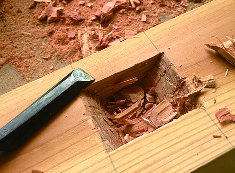 งานคอนกรีตที่เป็นฐานก็เป็นงานที่ลำบากแล้ว แต่การสร้างอาคารโดยไม่ใช้นั่งร้านก็ลำบาก ถ้าไม่รีบใส่หลังคาก็จะโดนฝน ดังนั้น จำได้ว่าทำงานด้วยความรีบมาก