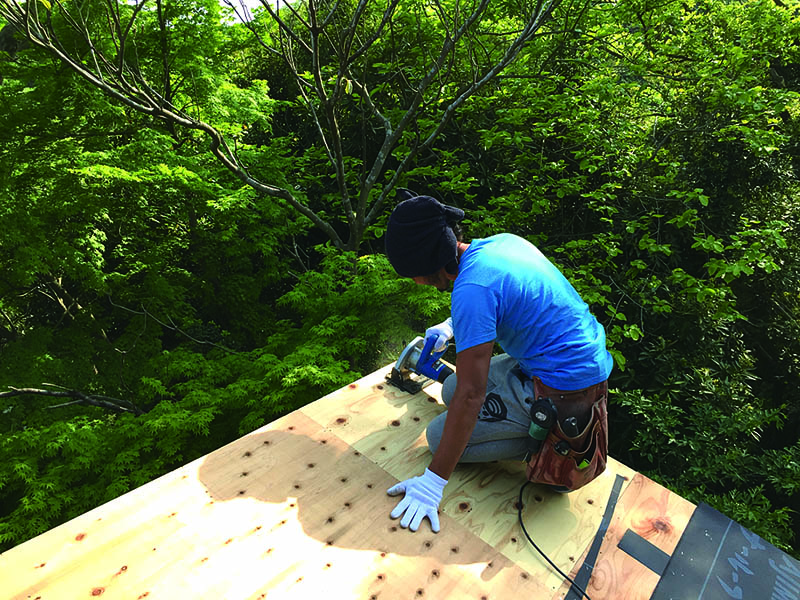 โชคดีที่มีเพื่อนคนหนึ่งจากไม่กี่คนเป็นช่างทำหลังคา ผมคิดว่าทำเองได้ทุกอย่าง แต่เมื่อเห็นผลงานของเขาในการจัดและดัดแผ่นสังกะสีที่ม้วนอยู่ก็ทราบว่าไม่สามารถเลียนแบบได้