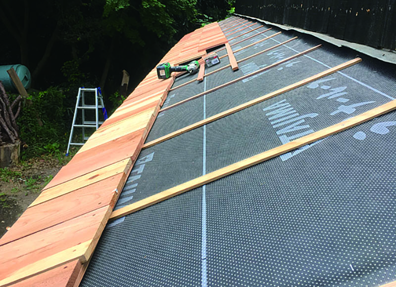 วัสดุมุงหลังคาส่วนที่เป็นชายคาบ้านเป็น Wood Shake ตัดแผ่นไม้ซีดาร์เป็นชิ้นเล็กๆ แล้วยืดให้เหมือนกระเบื้อง แต่ละชิ้นอาจจะไม่เหมาะกับกันฝนแต่เน้นบรรยากาศ