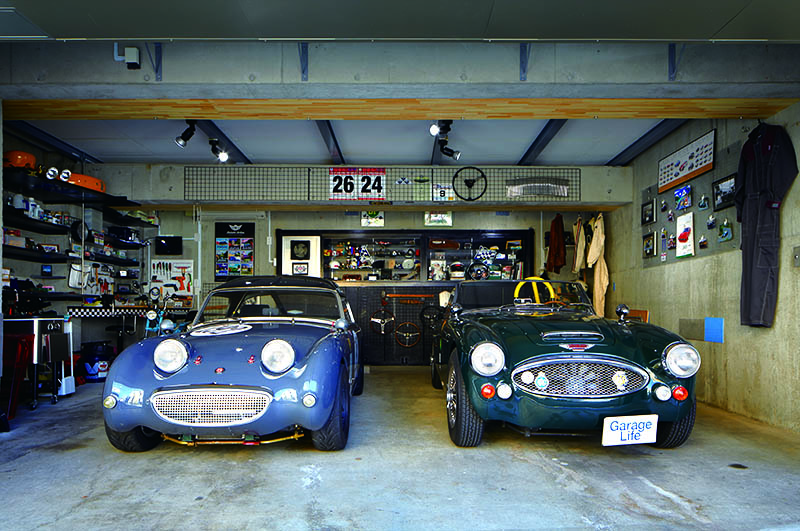 จัดวางไอเทมที่มีรสนิยมโดดเด่นไว้อย่างสมดุล พื้นที่เหมือนกล่องของเล่นและให้ความรู้สึกเหมือนโรงงานในเวลาเดียวกัน ช่างเป็นบรรยากาศในฝันที่เหมาะกับรถแข่งของอังกฤษเหลือเกิน