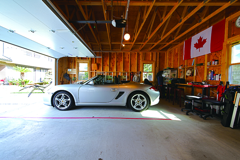 คุณ K ซึ่งเปลี่ยนมาใช้รถเปิดประทุนเพราะสร้างโรงจอดรถเสร็จ โดยจอดทั้งที่หลังคาเปิดอยู่ในโรงจอดรถ ซึ่งเป็นสิ่งที่ทำได้เพราะมีพื้นที่ที่เรียกว่าโรงจอดรถเท่านั้น