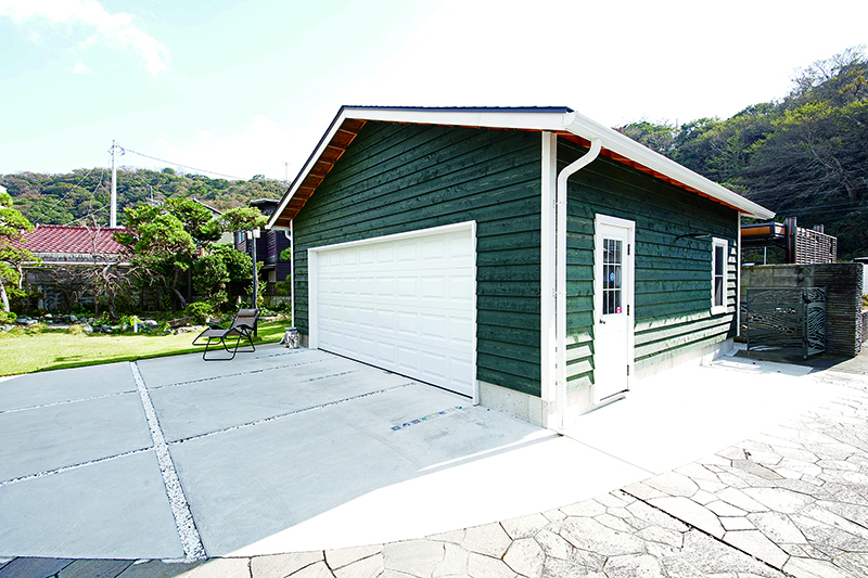 ทำประตูที่ด้านข้างโรงจอดรถ สามารถเดินเข้า-ออกได้โดยไม่ต้องเปิด-ปิดประตูโรงจอดรถแบบยกขึ้น