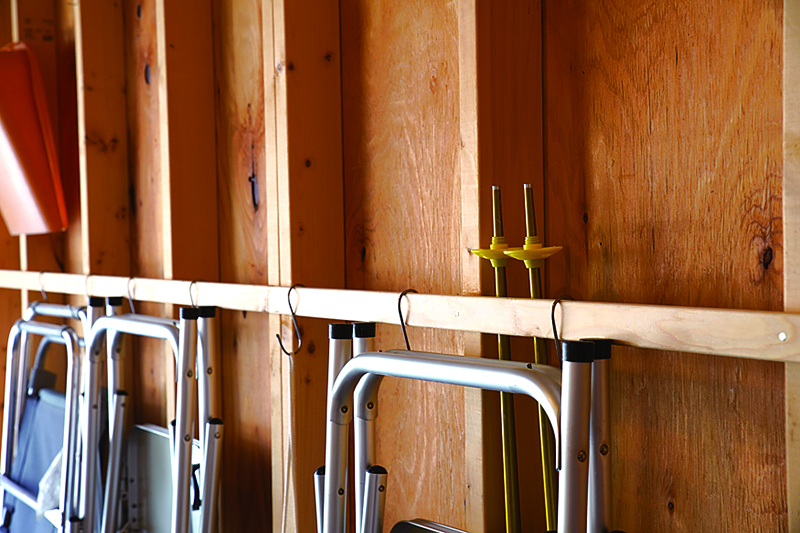 ราวแขวนที่ใช้จันทัน (โครงสร้างที่วางอยู่บนหัวเสา) เป็นการเลียนแบบตัวอย่างชุดโรงจอดรถที่เจ้าของเขาทำกัน ซึ่งเห็นตามนิตยสารรถยนต์ เช่น Garage Life ดูเหมือนว่าจะสะดวกมาก