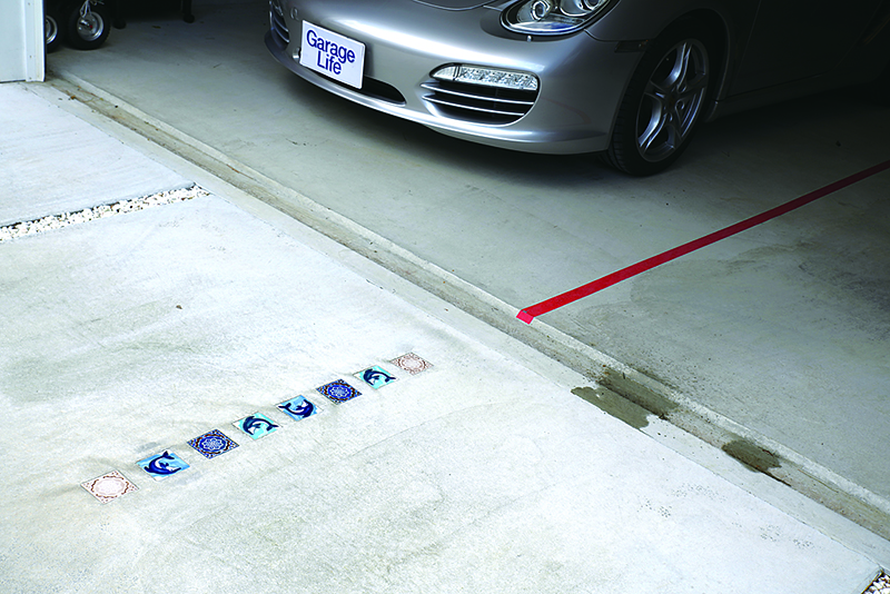 ปูกระเบื้องที่ซื้อมาล่วงหน้าตอนที่ทำฐานราก ใช้เป็นเป้าสายตาเวลาจอดรถ ช่วยให้การเอารถเข้า-ออกเป็นไปอย่างราบรื่น