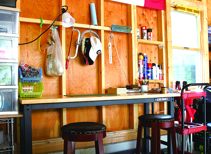 ติดตั้งโต๊ะทำงานที่ด้านในสุดของโรงจอดรถ กลายเป็นพื้นที่ที่มีคุณค่า โดยใช้เป็นห้องสมุดสำหรับอ่านหนังสือบ้าง หรือเป็นพื้นที่สำหรับทำงาน DIY บ้าง