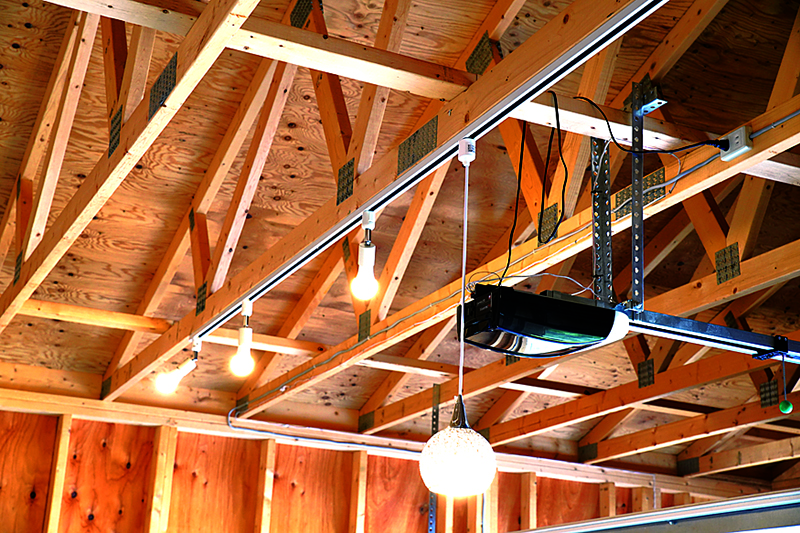 ไฟฟ้าถูกดึงเข้ามาจากตัวบ้านและติดตั้งแผงสวิตช์ งานนี้ต้องขอให้มืออาชีพทำเรื่องไฟฟ้าให้ แต่การติดตั้งไฟส่องสว่างเขาทำเอง