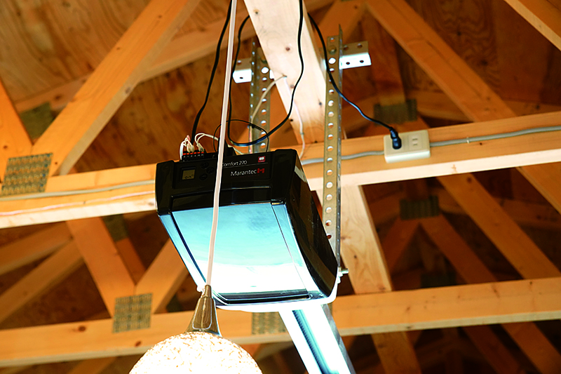 ใช้ประตูไฟฟ้าแบบเปิดด้านบน ประกอบด้วย บานประตูที่ผลิตโดย Clopay ของสหรัฐอเมริกา และอุปกรณ์สำหรับเปิดซึ่งผลิตโดย Marantec ของเยอรมนี