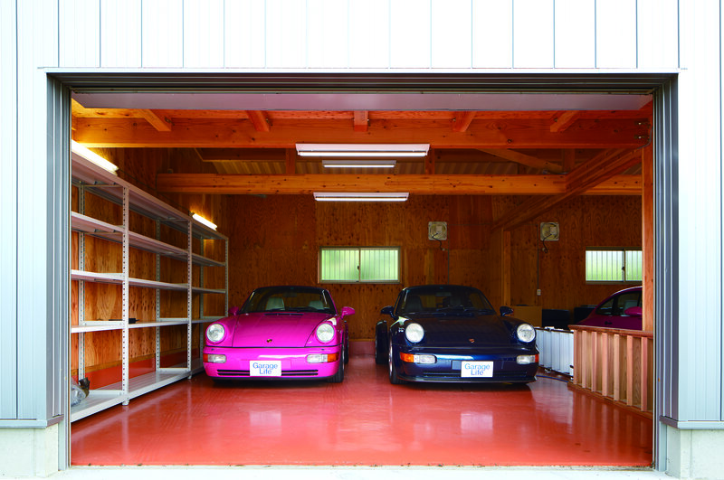 Targa สีชมพู และ Porsche 911 Type 964 Turbo 3.3 ถูกจอดเก็บไว้ในพื้นที่จอดรถที่เพิ่งสร้างขึ้นมาใหม่เมื่อปลายปี 2018 โดดเด่นด้วยการตั้งใจใช้วัสดุไม้เพื่อให้เพลิดเพลินกับผิวสัมผัสของไม้
