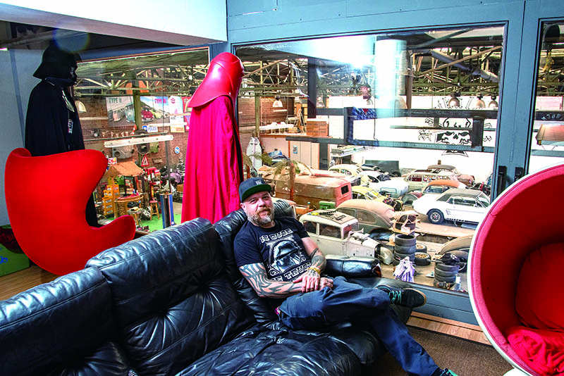 คุณ Gianni อาศัยอยู่ด้วยกัน 2 คนกับลูกชายบนชั้นสอง ธุรกิจหลักของเขาคือ การเปิดร้านสัก และทำงานในฐานะศิลปินที่ออกแบบหมวกกันน็อกด้วย