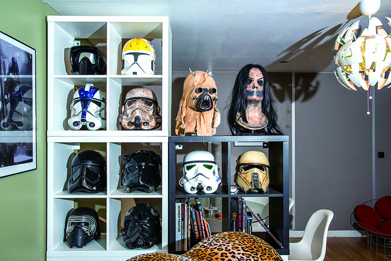 หมวกกันน็อกรุ่น Star Wars เป็นผลงานของคุณ Gianni เจ้าของโรงจอดรถแห่งนี้ จึงเป็นธรรมดาที่ถูกนำมาโชว์โรงจอดรถของเขาด้วย