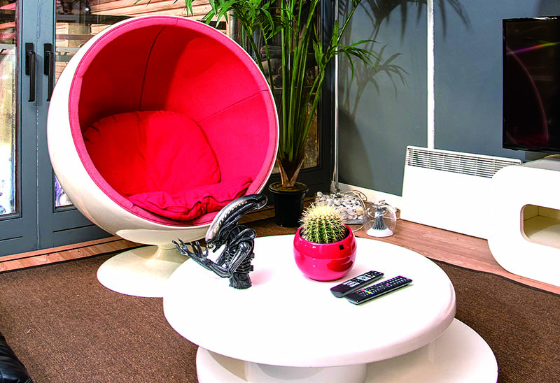 เขาชอบนำพวกเก้าอี้วินเทจและไฟวินเทจที่จำหน่ายในช่วงทศวรรษ 60 มาแต่งในห้องนั่งเล่น จึงมักใช้เวลาอยู่ท่ามกลางของที่ชอบ