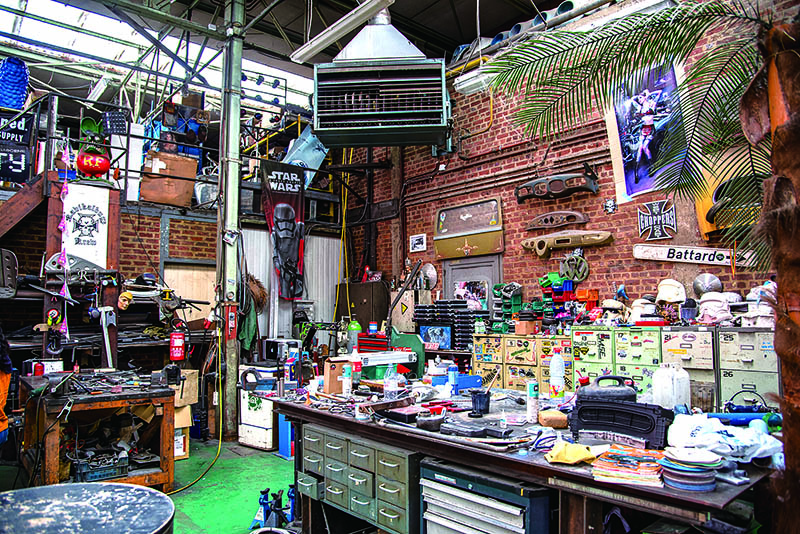 สิ่งที่ชอบที่สุดในโรงจอดรถคือ เวลาที่ประกอบชิ้นส่วนบนโต๊ะทำงาน นอกจากนี้ ยังเป็นที่คิดเรื่องการออกแบบปรับแต่งรถในหัว และสร้างเป็นรูปเป็นร่างขึ้นมา