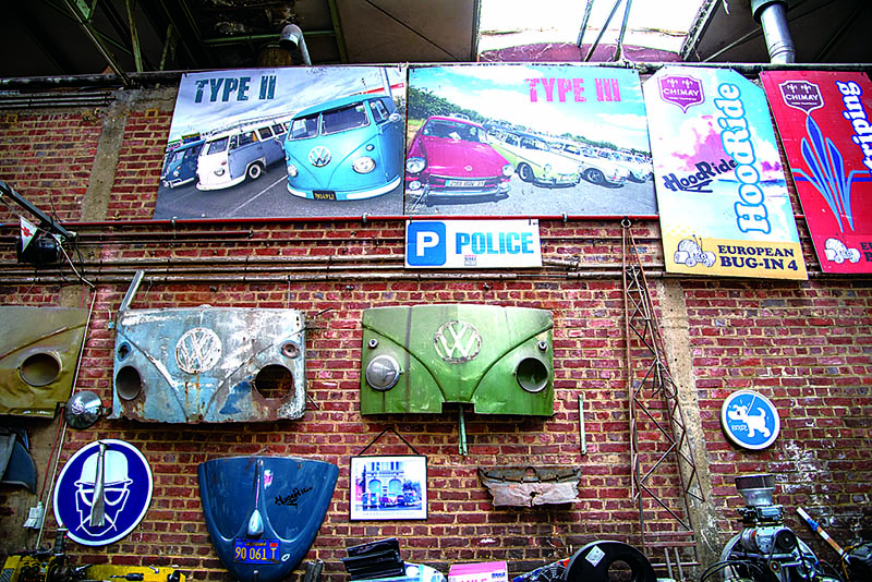 ชิ้นส่วนที่แสดงบนผนังเป็นชิ้นส่วนวินเทจของ VW ดูเหมือนว่าพวกเขากำลังพิจารณารีไซเคิลพวกชิ้นส่วนและบอดี้โดยไม่ทิ้ง