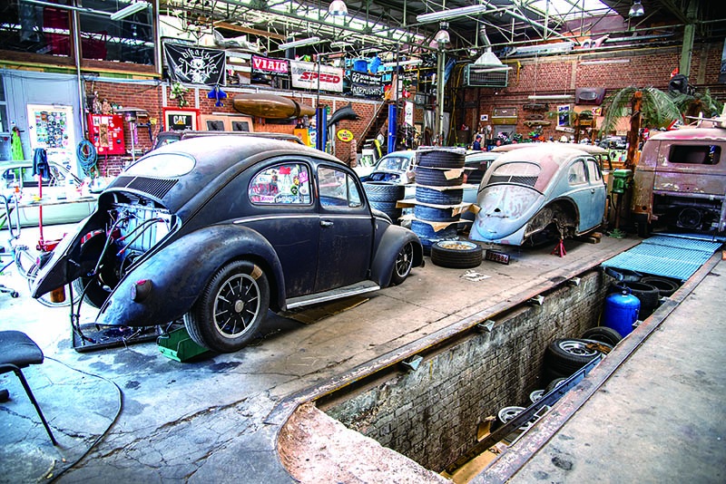 คุณ Gianni เป็นเจ้าของรถยนต์เกือบ 40 คัน ซึ่งส่วนใหญ่เป็นรถดั้งเดิม นอกจากนี้ยังมีทางเดินไปยังห้องใต้ดินซึ่งใช้เป็นที่เก็บของ