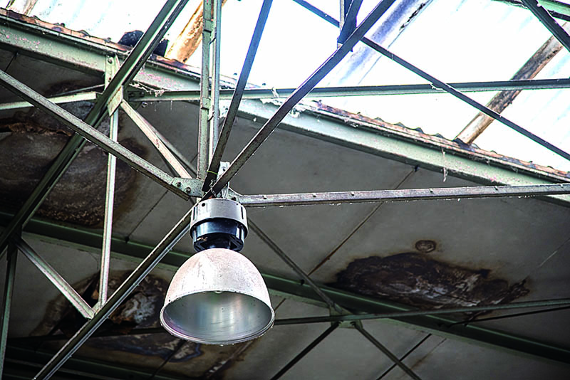 ที่ติดไว้บนเพดานเป็นไฟฮาโลเจนขนาดใหญ่ นอกจากนี้ ยังมีไฟสำหรับการทำงานมากมายเพื่อเพิ่มความสว่างให้กับการทำงาน