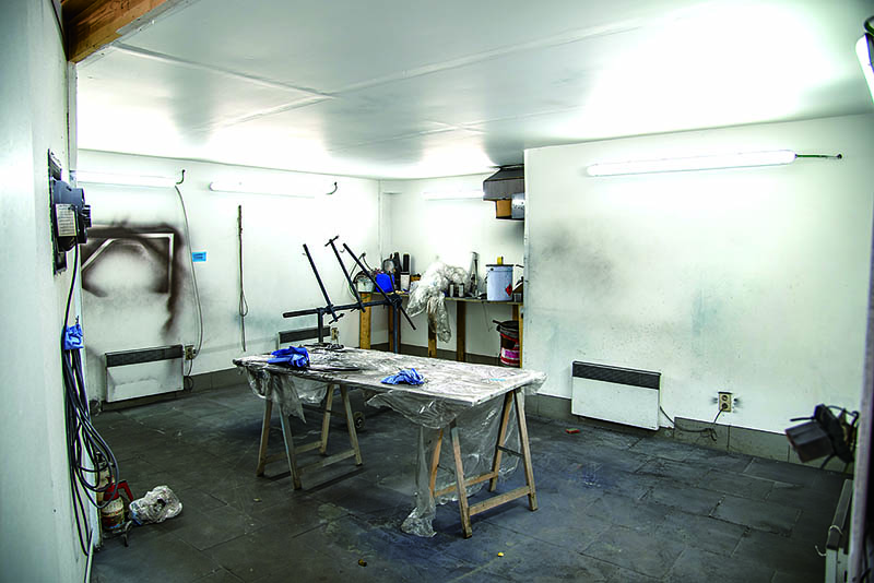 ห้องพ่นสีที่ทำขึ้นเมื่อ 2 ปีที่แล้ว สำหรับพ่นสีรถทั้งคันเอง มีการนำอุปกรณ์มาใช้เหมือนอย่างร้านทำแผ่นโลหะ ทำให้ทำงานได้เร็วขึ้น