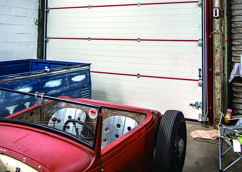 ประตูชัตเตอร์โรงจอดรถผลิตโดย ADS HORMANN ซึ่งผลิตประตูโรงจอดรถส่วนใหญ่ในยุโรป เป็นประตูไฟฟ้าที่ทำจากเหล็ก