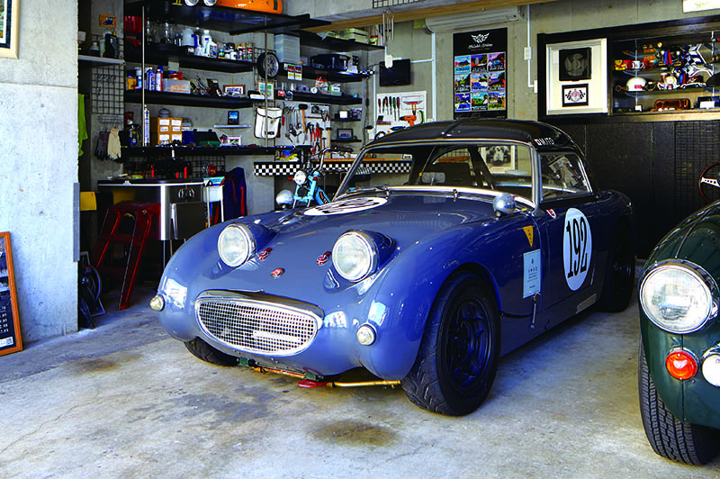 รถตากบ Austin Healey Sprite Mark I ที่เพิ่งได้มาเมื่อวันก่อน เตรียมพร้อมสำหรับการแข่งขันแล้ว โดยมีกำหนดจะเข้าร่วมงานแข่งขันที่มีรถยนต์ที่เปี่ยมคุณค่าทางประวัติศาสตร์เป็นหลักที่จะจัดขึ้นภายในปีนี้