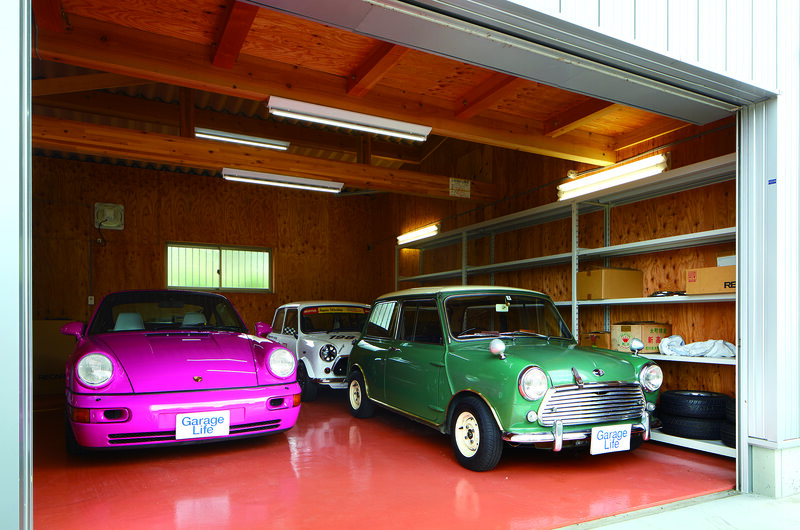 Coupe สีชมพูจอดอยู่ในพื้นที่ว่างข้างๆ Targa สีชมพู ที่ที่ใช้จอดรถแต่ละคันสับเปลี่ยนเป็นระยะเพราะเหมือนไม่ได้กำหนดไว้ว่าคันไหนต้องจอดตรงไหน