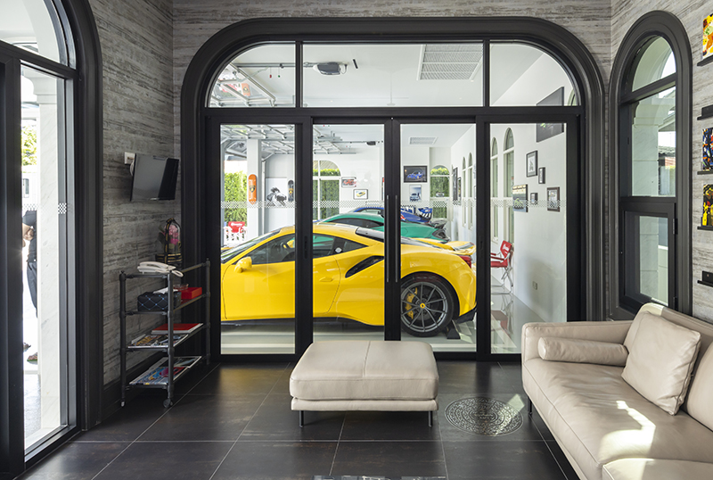 ห้องนั่งเล่นเป็นพื้นที่ที่เชื่อมต่อกับโรงจอดรถ สามารถชื่นชมเหล่าซูเปอร์คาร์ที่ตัวเองรัก