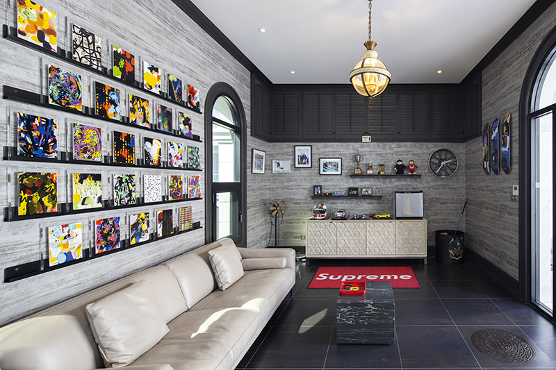 ภายในห้องนั่งเล่นเป็นมุมพักผ่อนที่ใส่ความชอบส่วนตัวเข้าไป กลายเป็นดีไซน์ที่สะท้อนตัวตนของเจ้าของโรงจอดรถ