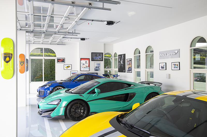 McLaren 600LT (Longtail) เครื่องยนต์ V8 3.8 ลิตร ทวินเทอร์โบ 600 แรงม้า แรงบิดสูงสุด 620 นิวตัน-เมตร อัตราเร่ง 0-100 ได้ใน 2.9 วินาที ความเร็วสูงสุด 328 กิโลเมตร/ชั่วโมง