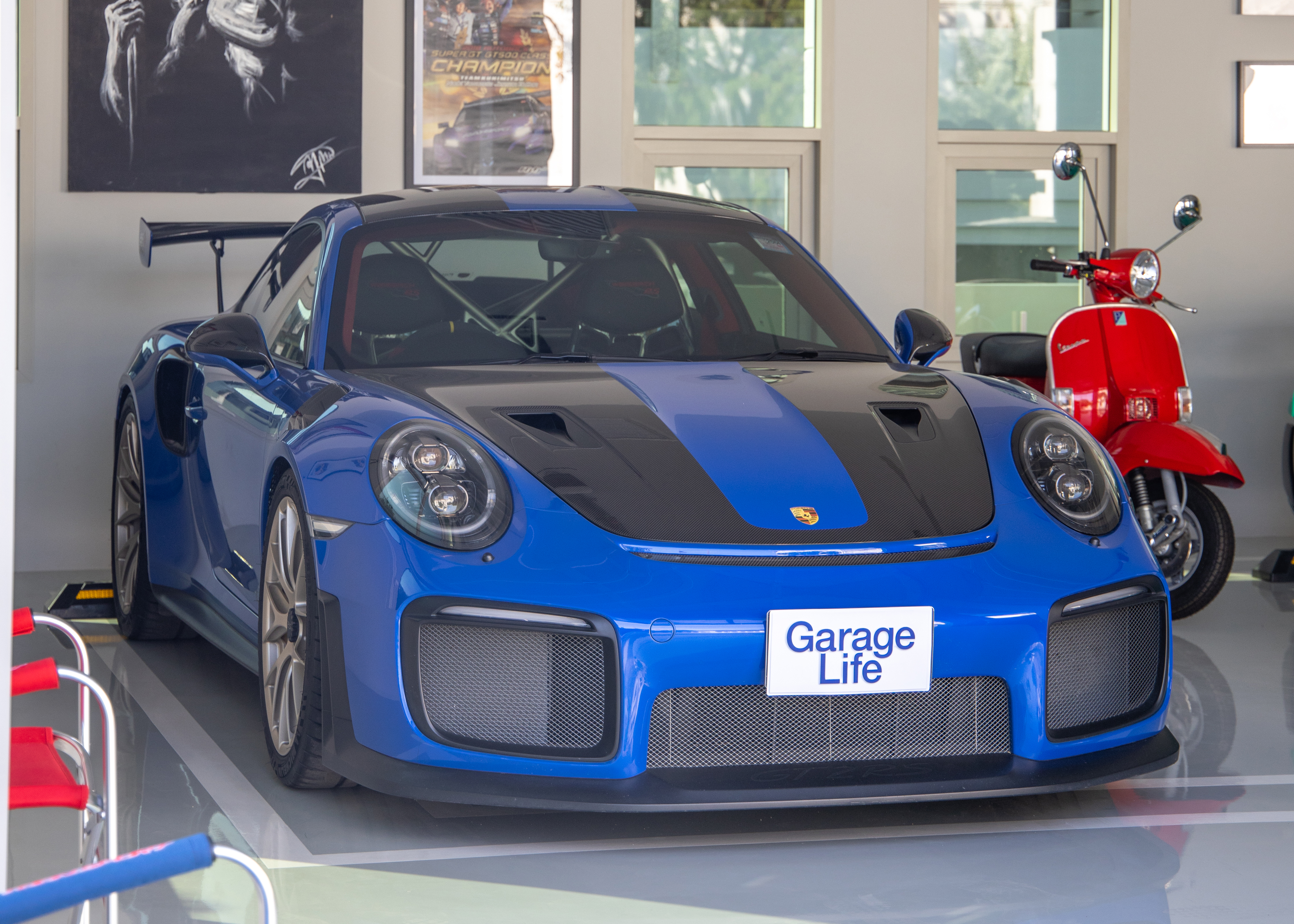 Porsche 911 GT2 RS เครื่องยนต์ 3.8 ลิตร สูบนอน ทวินเทอร์โบ 691 แรงม้า อัตราเร่ง 0-100 กม./ชม. ใช้เวลา 2.8 วินาที ความเร็วสูงสุด 340 กม./ชม.