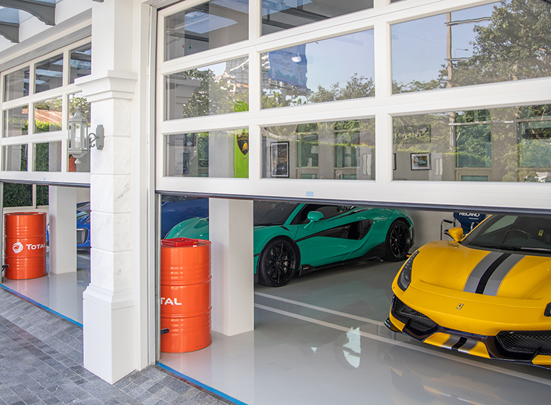 ประตู Over Door ของ KONGO Door แบบอะคริลิคใส เพื่อต้องการมองเห็นรถที่จอดในโรงจอดรถแม้เวลาปิดประตู