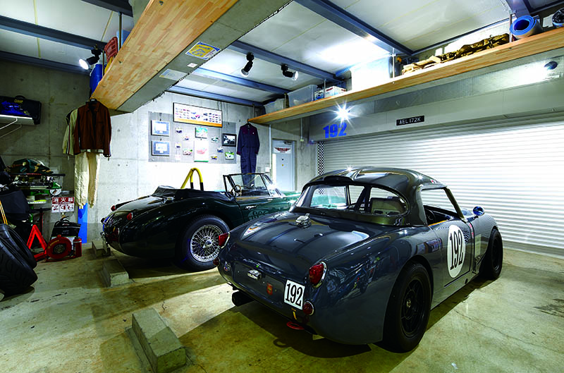 ติดตั้งชั้นไม้ไว้ในส่วนของคานเพื่อใช้เป็นพื้นที่เก็บของ โครงสร้างหลักของอาคารนี้แข็งแรงมากพอที่จะขึ้นไปทำบาร์บีคิวกันได้ด้านบนของอาคารจึงสามารถทำแบบนี้ได้