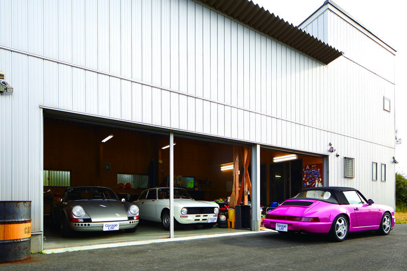 ในบรรดาคอลเลกชั่นรถที่คุณ K ใช้อยู่นั้นมีเพียง Alfa Romeo เท่านั้นที่มีสีต่างออกไป ซึ่งคันนี้ก็กำลังปรับแต่งเพื่อลงแข่งอยู่