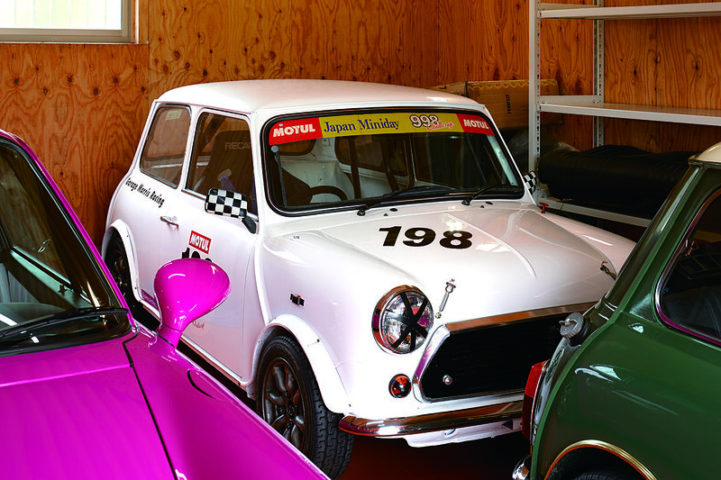 เขาเป็นเจ้าของรถปรับแต่ง Mini 998 challenge สำหรับใช้ในการแข่งขัน One Make Race ด้วย ตัวรถ Mini ค่อนข้างเล็กจึงนำมาจอดต่อกันไว้แบบนี้ในโรงจอดรถเป็นจุดที่มีเสน่ห์