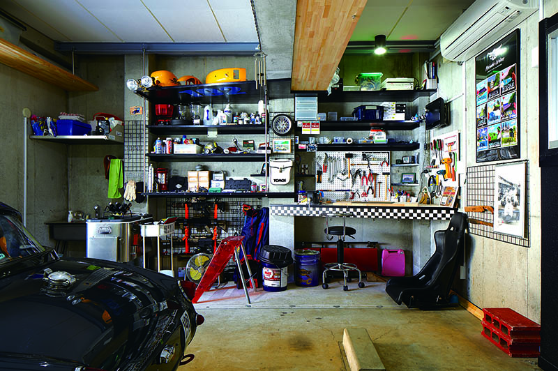 มีโต๊ะสำหรับทำงานและเครื่องไม้เครื่องมือต่างๆ จัดเตรียมไว้ เขาขับ Harley Davidson อยู่ด้วย ดังนั้นขณะปรับแต่งก็จะถอดบังโคลนและตัวถังมาวางไว้บนชั้นวางของด้วย