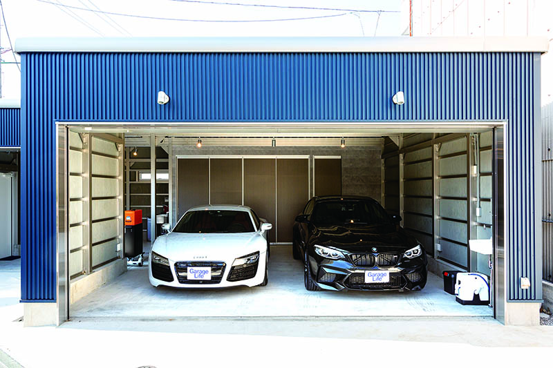 เก็บรถ Audi R8 ปี 2014, BMW M2 ปี 2019 และ Harley Davidson Forty Eight ไว้ในโรงจอดรถ เขาบอกว่าจะเลือกขับคันไหนขึ้นอยู่กับจุดประสงค์ในวันนั้น