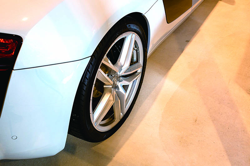 การทำพื้นผิวของพื้นโดยใช้ประโยชน์จากพื้นผิวที่สวยสะอาดของปูน ตอนนี้ กำลังพิจารณาว่าจะทาผิวแบบใสหรือไม่