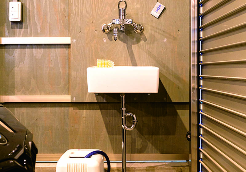 ก๊อกน้ำ SIAA ที่ผลิตโดย INAX เป็นก๊อกน้ำที่ทำได้ตามต้องการโดยสามารถต่อกับสายยาง สามารถล้างรถได้ด้วยน้ำธรรมดาและน้ำร้อน