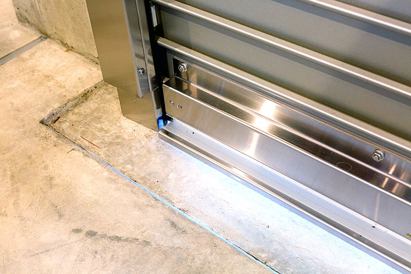 สำหรับขอบประตูชัตเตอร์ ทำพื้นตรงนั้นให้ต่ำลงประมาณ 5 มม. เพื่อกันฝุ่นเข้า พื้นทำเป็นพื้นปูน