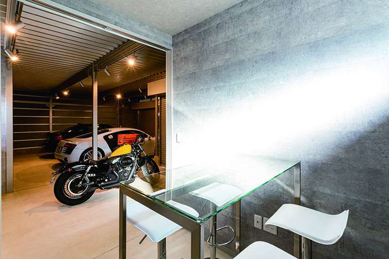 โต๊ะกระจกที่ตั้งอยู่ในห้องอ่านหนังสือเป็นโต๊ะที่สั่งทำให้เข้ากับความสูงของเก้าอี้ 4 ตัว สามารถใช้เวลาโดยไม่เครียดเพราะมีขนาดที่พอดี