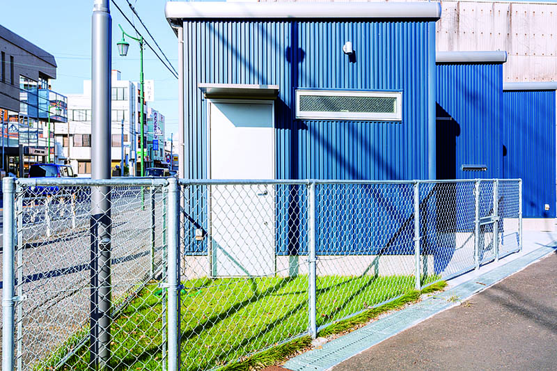 รั้วสำหรับกั้นเขตพื้นที่ คุณ A เลือกให้เป็นรั้วดีไซน์แบบอเมริกัน สนามหญ้าสีเขียวถูกใช้เป็นพื้นที่ให้สุนัขวิ่งเล่นได้อย่างมีประสิทธิภาพ