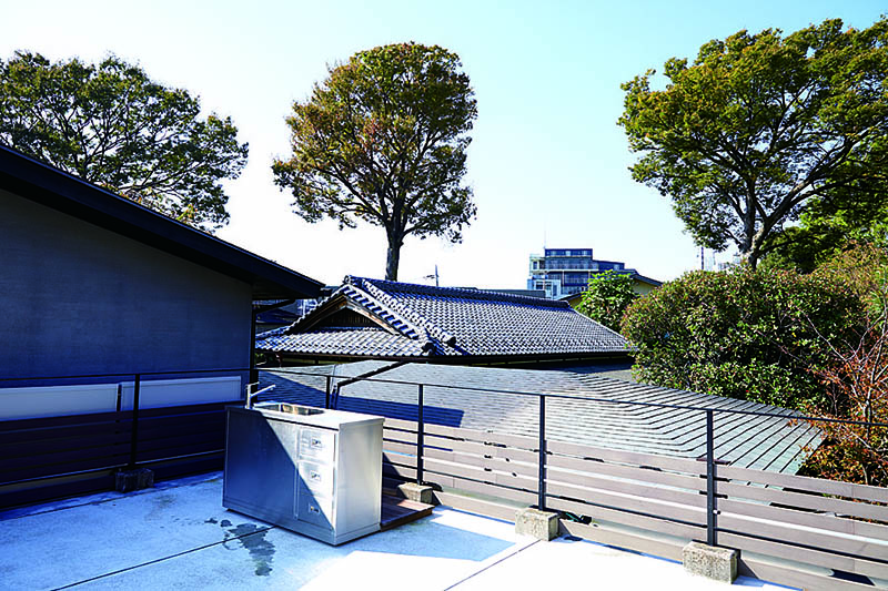 โรงจอดรถที่สร้างขึ้นภายในบริเวณกว้างขวางของบ้านเก่าในโตเกียว ต้นไม้ด้านหลังในภาพนั้นก็เป็นต้นไม้ภายในบ้านของคุณ I พื้นที่ด้านบนโรงจอดรถใช้สนุกสนานเพลิดเพลินกับการทำบาร์บีคิวได้