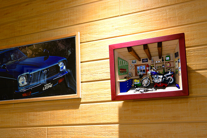 กรอบรูปในห้องทำงาน เป็นศิลปะดอกไม้ทับแห้งที่ภรรยาของเขาเริ่มต้นจากการทำเป็นงานอดิเรก มีภาพทิวทัศน์ที่เป็นจุดหมายปลายทางของการเดินทาง เช่น ภาพที่ชิโระอุมะที่เคยไปเยือน ภาพเหล่านี้มีเอฟเฟกต์ที่เป็น 3 มิติ