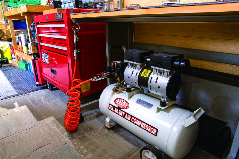 กล่องเครื่องมือสำหรับจัดเก็บอุปกรณ์การทำงานในโรงจอดรถ ถังพักลม (Air Tank) สำหรับเครื่องมือลม ทั้งสองเครื่องเป็นของ ASTRO PRODUCTS 