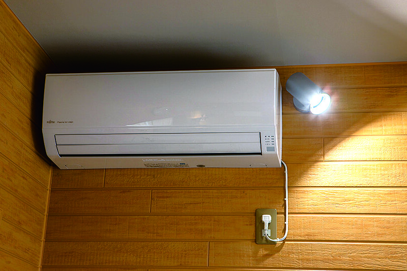 ในโรงจอดรถติดตั้งเครื่องปรับอากาศและไฟสปอตไลท์ LED เพื่อป้องกันความชื้น ทั้งสองอย่างได้ขอให้ทางบริษัทก่อสร้างติดตั้งให้